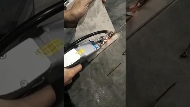 Ручной аппарат для лазерной сварки с автоматической подачей проволока 5 смотреть онлайн