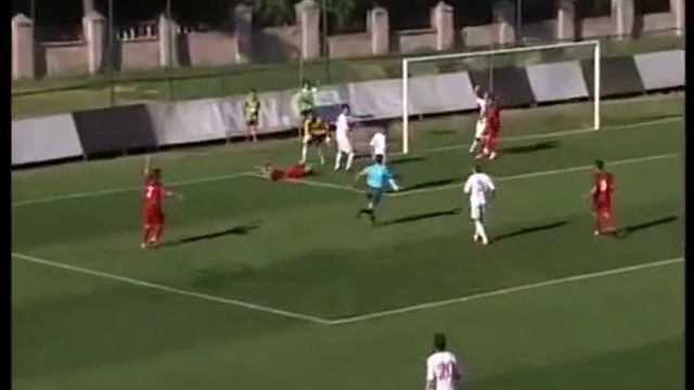 31 минута  Футболист «Гелиоса» падает, после борьбы плечами с Владимиром Романенко  Арбитр назначае