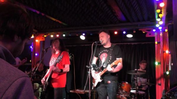 Безумный мир - группа Тёплая трасса