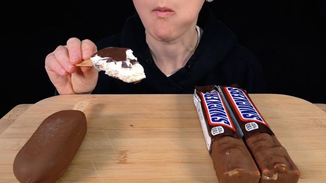 ASMR CHOCOLATE ICE CREAM BARS! MAGNUM, SNICKERS CANDY, KITKAT, KLONDIKE REESE'S PEANUT BUTTER 먹방