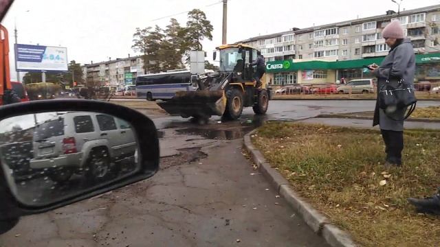 Укладка асфальта в лужи. Город Ангарск 13.10.2022.