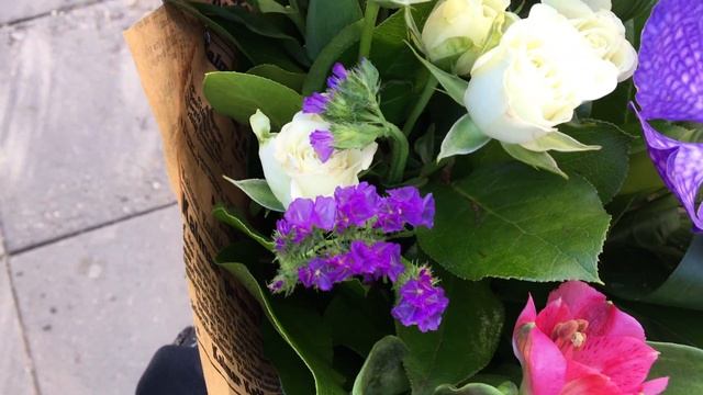 Букет из цветов "Приятный сюрприз" смотреть онлайн