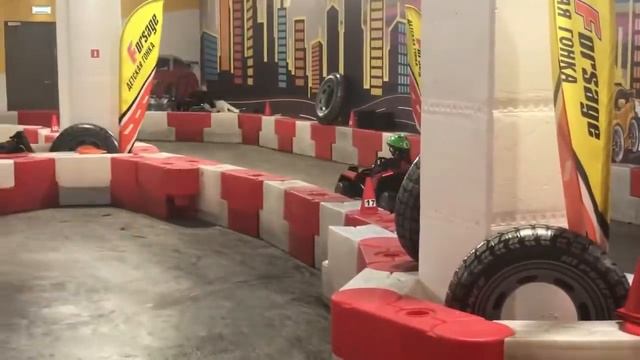 Покатушки на машинках. Саша настоящий Гонщик на автодроме в ТЦ Охта Молл смотреть онлайн