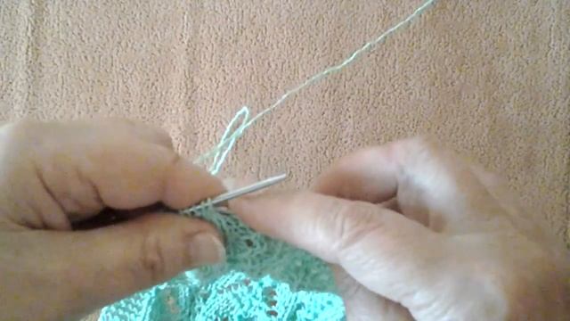 АЖУРНАЯ НАКИДКА СПИЦАМИ. Собираемся на море. смотреть онлайн