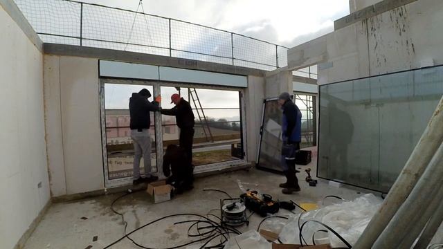60. Слишком ТЯЖЕЛОЕ окно! Установили все окна КРОМЕ одного! Технические детали | Свой дом в Германи смотреть онлайн