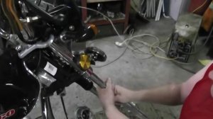 Мопед АльфА-замена масла в вилке.