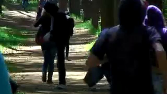 ШКОЛЬНИКИ И СТУДЕНТЫ ВЫШЛИ НА УБОРКУ ЛЕСА.flv смотреть онлайн