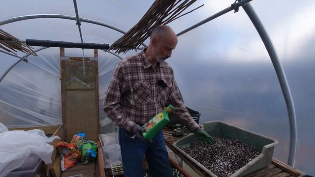 Recycling compost and using less plastic | Lettuce in a Box | Allotments For Fun and Food смотреть онлайн