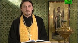 Псы под столом едят крохи у детей