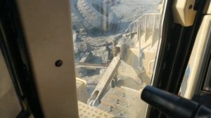 Вид из кабины бульдозера CATERPILLAR D9R