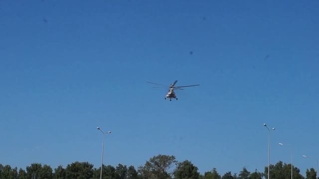 Вертолет летит в небе над Кронштадтом смотреть онлайн