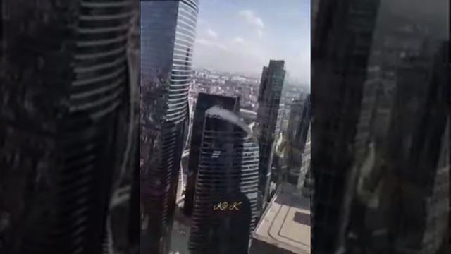 ПЕРЕХОД ПО КАНАТУ ЧЕРЕЗ МОСКВА СИТИ. ВЫСОТА 90 ЭТАЖЕЙ. 👀 смотреть онлайн