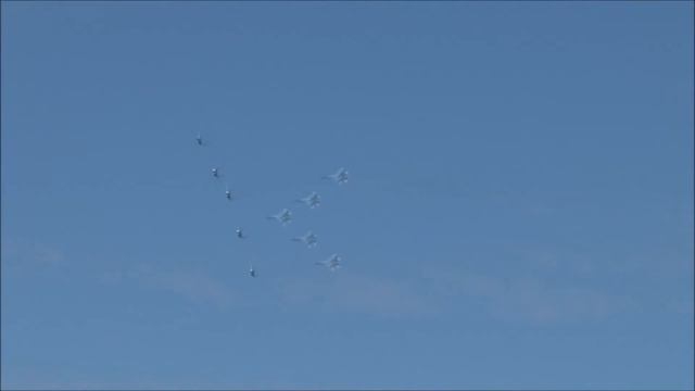 Аэрошоу в Ростове-на-Дону. Русские Витязи на строевых Су-27. Видео 1 смотреть онлайн