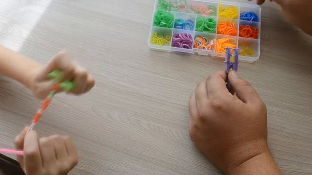 Плетение резинок для начинающих! смотреть онлайн
