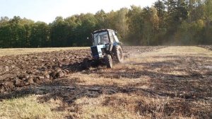 Вспашка земли трактором МТЗ 82.1 на поле общей площадью 12 га.