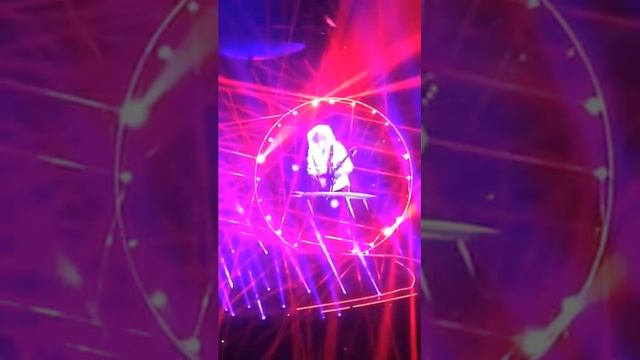 Brian May Guitar Solo - QUEEN with Adam Lambert - Rexall Pl смотреть онлайн