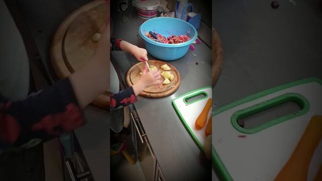 Мне почти 3 А я уже умею делать винегрет в домашних условиях на карантине 2020 год