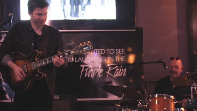 the Quiet Men "Late for the Office" смотреть онлайн