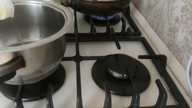 Котлетки нежнейшие с подливой с картофельным пюре смотреть онлайн