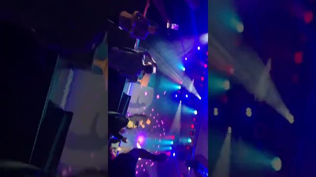 Bamboo and arnel pineda perform a duet with isabel de leon in the crowd смотреть онлайн
