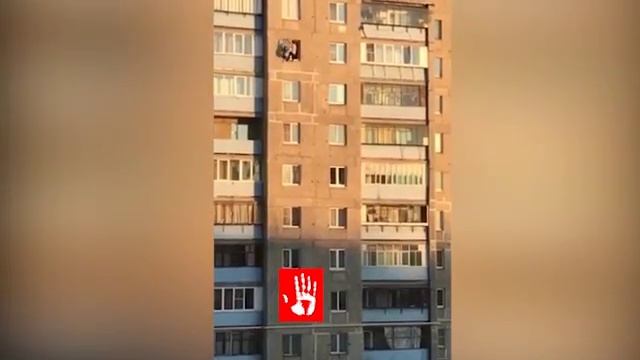 Во время вечеринки из съемной квартиры в Магнитогорске выпал парень смотреть онлайн
