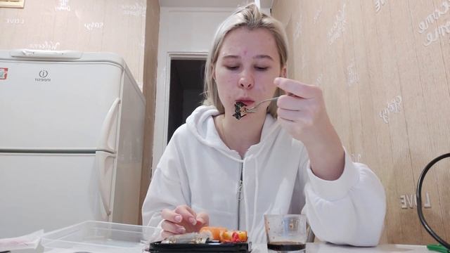 МУКБАНГ РОЛЛЫ смотреть онлайн