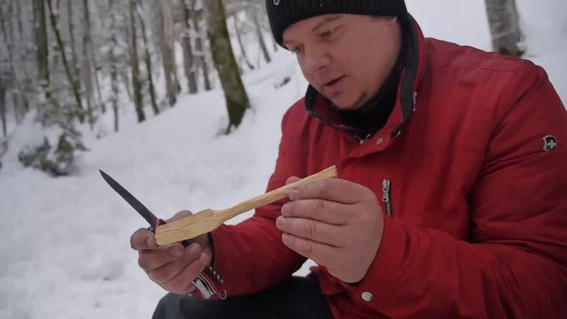 Как сделать печь и приготовить еду в зимнем лесу с помощью ножа Victorinox Swiss Army