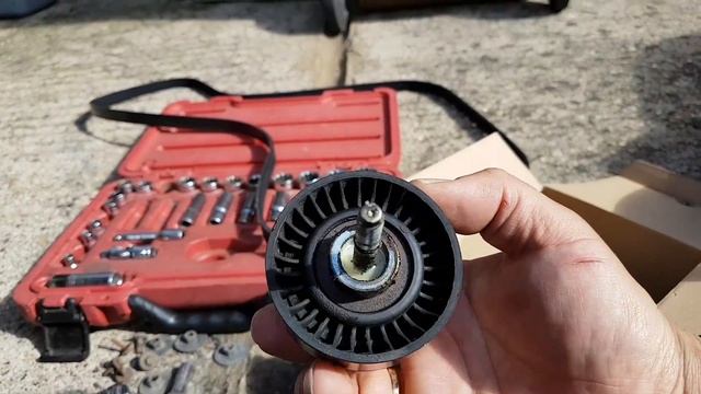Ford S-Max 2.0 petrol, auxiliary belt, tensioner and idler replacement. смотреть онлайн
