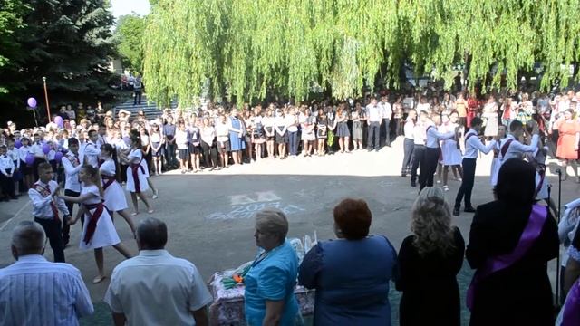 Школьный танец в Нихоренском теоретическом лицее им.К.Поповича (9 класс) смотреть онлайн