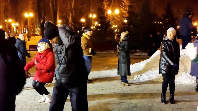 ТВОЯ МАРКИЗА!???/ТАНЦЫ В ПАРКЕ ГОРЬКОГО ХАРЬКОВ ДЕКАБРЬ 2021 смотреть онлайн