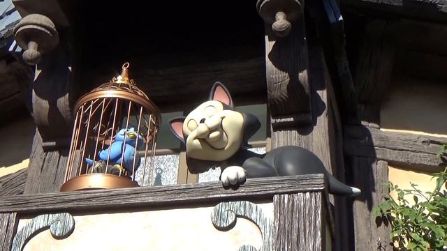 Tour of Fantasyland in Disneyland смотреть онлайн