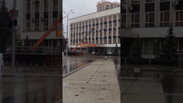 Мойка окон в администрации Краснодара в ливень. смотреть онлайн