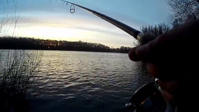 Джиг с берега в марте ловим Судака р.Десна !!! короткая рыбалка перед выставкой )) смотреть онлайн