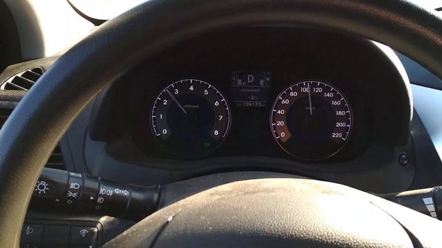 Бьет руль на 120 км/ч. Hyundai Solaris смотреть онлайн