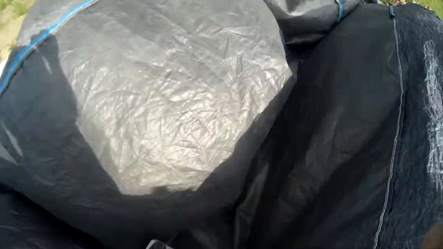Сильный ветер не даёт укрыть стройку смотреть онлайн