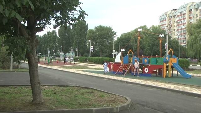 Виталий Очкаласов посмотрел, как идёт благоустройство общественной зоны в Кропоткине смотреть онлайн