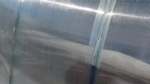 Крепление поликарбоната с помощью оцинкованной ленты.
