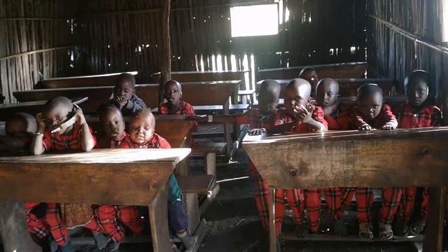 Как выглядит начальная школа в масайской деревне Танзании (с песнями и шоу) смотреть онлайн