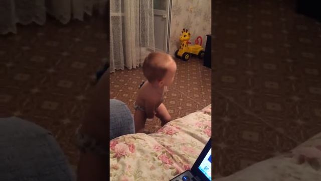 Маленький мальчик таааак мило танцует смотреть онлайн