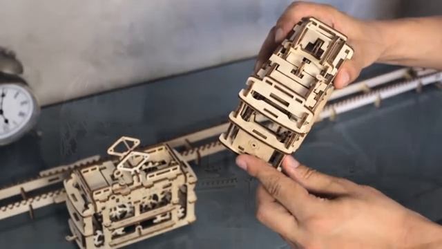 3D-пазл Ugears «Трамвай с рельсами» смотреть онлайн
