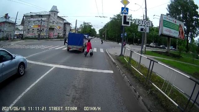 Пешеход попрыгал на авто смотреть онлайн