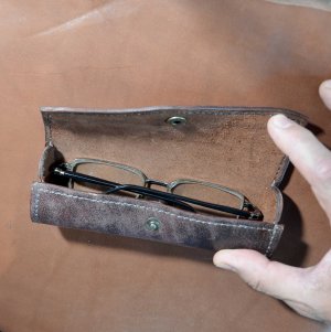 Делаем очечник из натуральной кожи ручной работы.  Выкройка прилагается.