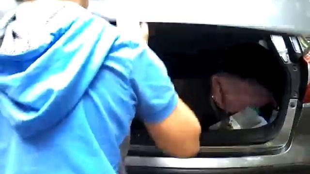 Маленький мальчик открывает багаж сам смотреть онлайн