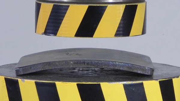 ГИДРАВЛИЧЕСКИЙ ПРЕСС ПРОТИВ ТИТАНОВОЙ ПЛАСТИНЫ