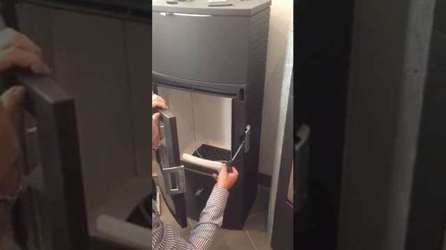 Регулировка прилегания дверцы Austrflamm (печь Chester Xtra) смотреть онлайн