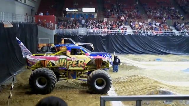 Viper V.S Incinerator Monster Truck Racing Cape Girardeau Show Me Center смотреть онлайн