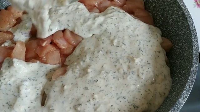 Куриное филе в сметанно-сырном соусе на сковороде. смотреть онлайн