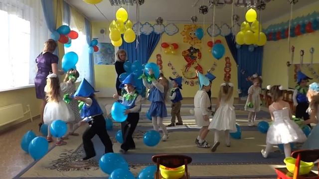 Утренник "8 Марта" в детском саду. Младшая группа. Часть 1. смотреть онлайн