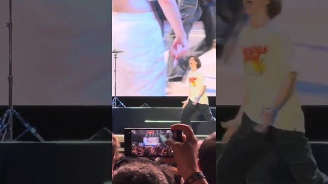 Macklemore - Audience members dance-off on stage!! Soph vs Devin - 2024 Innings Festival смотреть онлайн