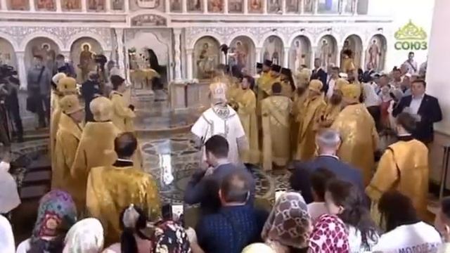 Кирил впав, посковзнувшись на святій воді смотреть онлайн